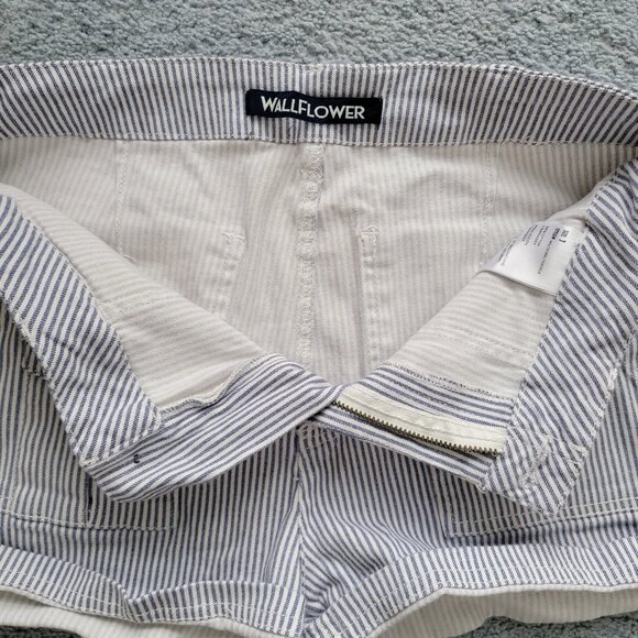 Women's Wallflower Blue/White Seersucker Stretch Shorts EUC SIZE 7 - Picture 2 of 14